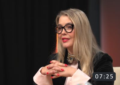 Imagine din curs parenting în care Lorena Anastasiu prezintă structura programului și obiectivele parentingului conștient.